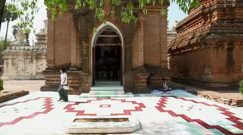 Visitors in Bagan temple 库存影片 11330040