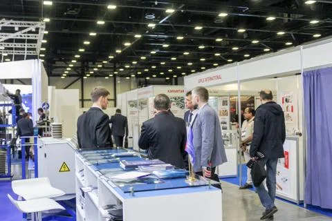 Visitors between the stands. 库存照片