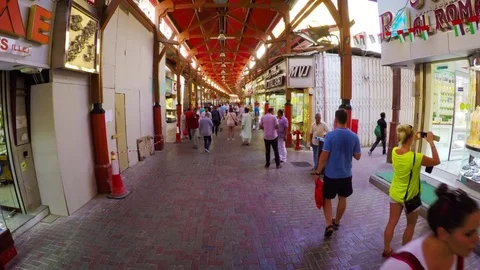 Visitors Browsing through Jewelry Shops in Dubai's Famous Gold Market 库存影片 71746784