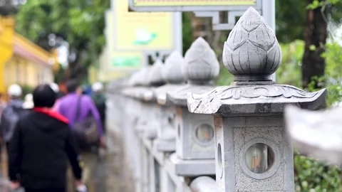 Visitors at Den Ngoc Son Temple Stockbeeldmateriaal 303038022