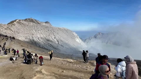 Visitors Enjoy Breathtaking Scenery At Mount Ijen Crater Видео 345155725