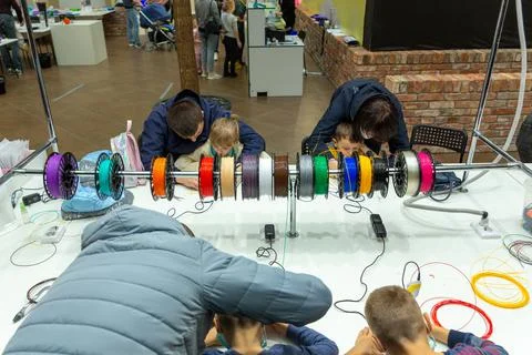 Visitors to the exhibition of modern technologies test 3D pens Фото