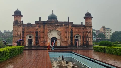 Visitors explore the Bibi Pari Mausoleum at Lalbagh Fort in Dhaka, Bangladesh 库存影片 337969432