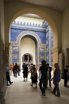 Visitors Explore the Stunning Ishtar Gate at the Pergamon Museum in Berlin Foto stock