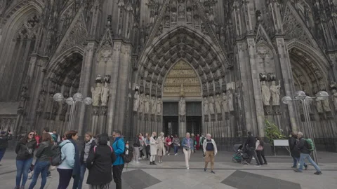 Visitors in front of Cologne Cathedral on a cloudy day 動画素材 325106582