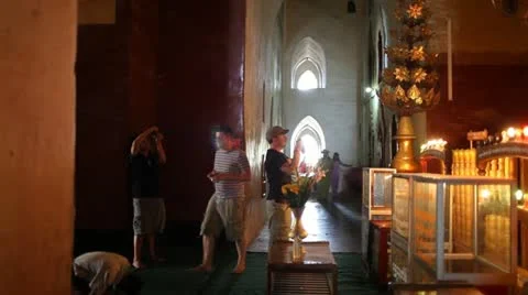 Visitors inside pagoda in Bagan 库存影片 11285075