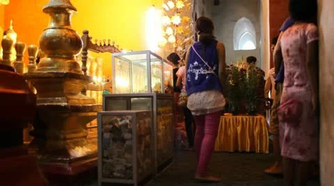Visitors inside pagoda in Bagan 库存影片 11285312