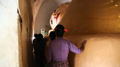 Visitors inside pagoda in Bagan 库存影片 11332091