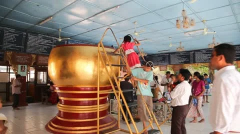 Visitors inside pagoda in Bagan 库存影片 11332295