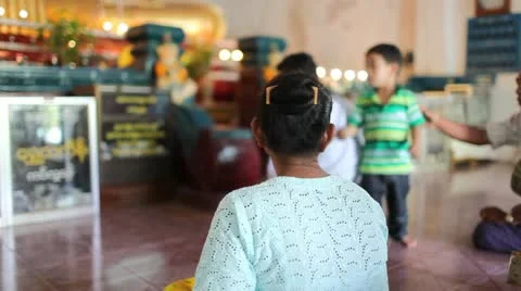 Visitors inside pagoda in Bagan 库存影片 11332557