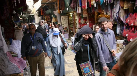 Visitors at Jerusalem old city bazaar. Vídeo Stock 59830291