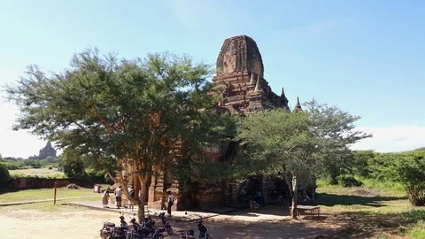 Visitors at Kyan-Sit-Thar Umin Pagoda, high angle shot, parked motorbikes, Bagan Vídeos de archivo 78324370