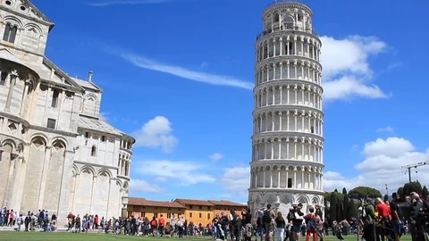 Visitors at the Leaning Tower of Pisa Vídeo Stock 107568792