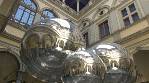 Visitors at a modern art installation. Vídeo Stock 134556703