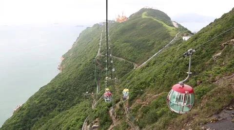 Visitors to the Ocean Park moved to the cable car cabins, Hong Kong Stock Footage 50518995