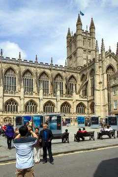 Visitors posing for a snap by Bath Abbey in summer sunshine in the City of Ba Stock Photos