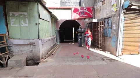 Visitors praying outside closed Baba Baidyanath Dham Temple Vídeos de archivo 133161766