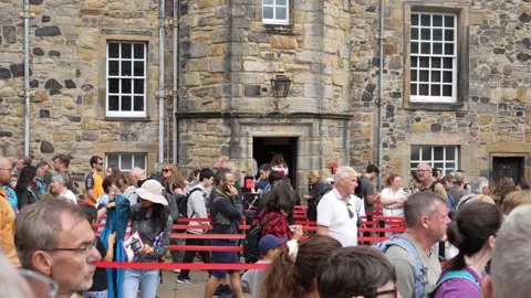 Visitors queue to enter the former royal residence inside Edinburgh Castle Stockbeeldmateriaal 346411272
