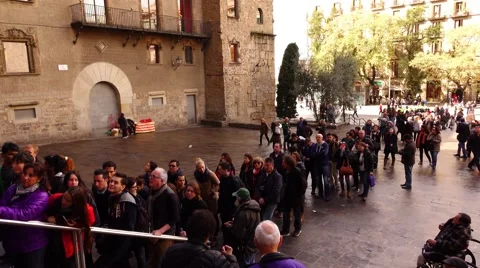 Visitors queue up in front of Barcelona Cathedral, stand along Seu square Video stock 61241818