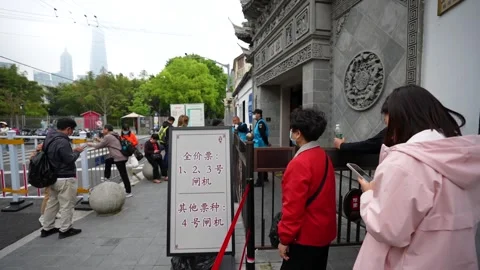 Visitors queue waiting for Yuyuan Garden opening Stock Footage 318654306