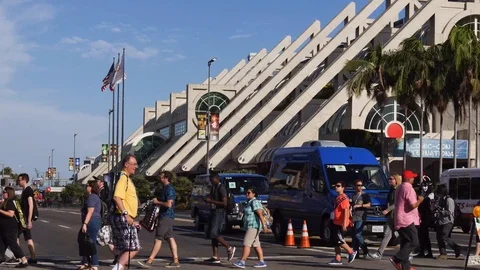 Visitors at San Diego Comic-Con Vídeo Stock 92606489