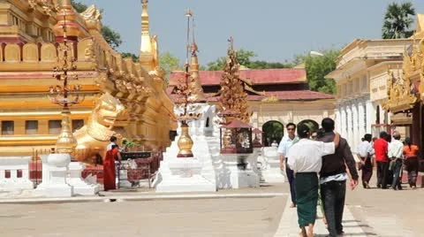 Visitors in Shwezigone Pagoda 스톡 동영상 11262742