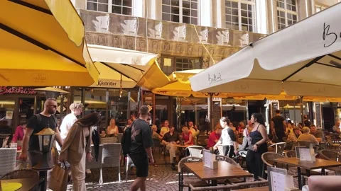 Visitors strolling through Barfußgässchen restaurants in central Leipzig 库存影片 338064782