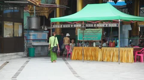 Visitors in Sule Pagoda 库存影片 11441802