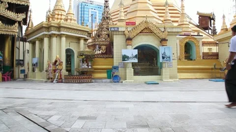 Visitors in Sule Pagoda Stockbeeldmateriaal 11649446