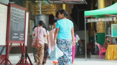 Visitors in Sule Pagoda Stockbeeldmateriaal 11649938