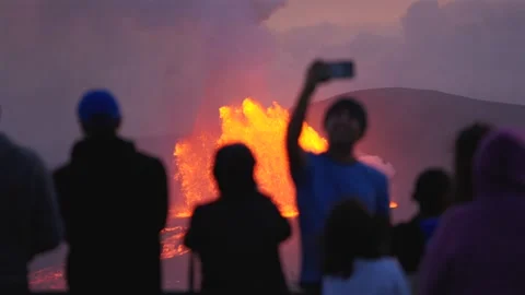 Visitors Taking Selfies in Front of Erupting Volcano in Hawaii Видео 331228646