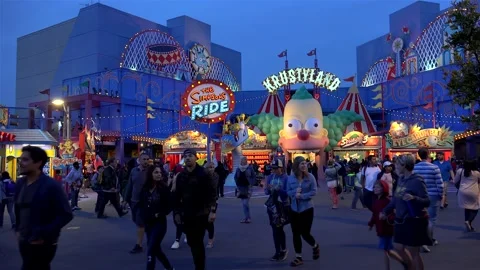 Visitors of the Universal Studios theme park near The Simpsons Ride . LA 库存影片 149112302