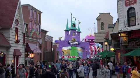 Visitors of the Universal Studios theme park at the SUPER SILLY FUN LAND. LA 库存影片 149471116