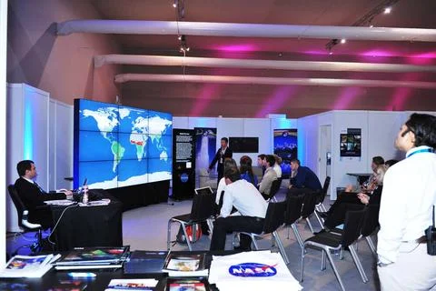 Visitors view data visualizations at the U.S. Center at the 18th Session o... Foto stock