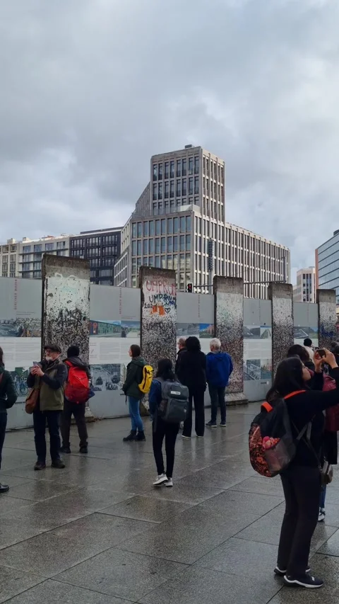 Visitors Viewing Berlin Wall Segments at Potsdamer Platz Vidéo 345086629