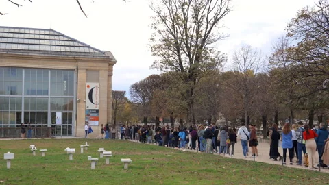 Visitors waiting in line outside the Musée de l'Orangerie building in Paris Stock Footage 231243645