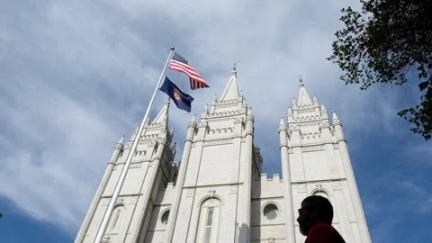 Visitors walk by Mormon Temple in Temple Square in downtown Salt Lake City, Ut Vidéo 341448329