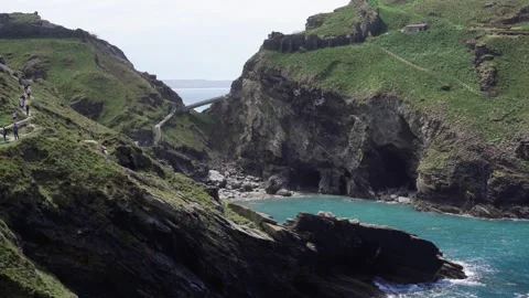 Visitors walking on cliffs by Tintagel Castle, zoom in Vídeo Stock 280718765