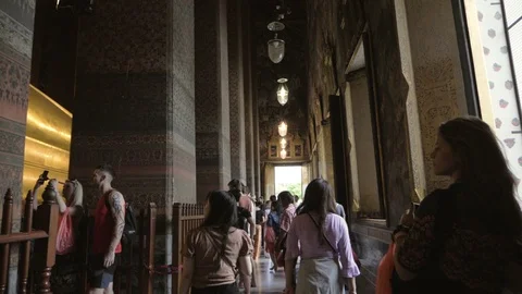 VISITORS IN THE WAT PHO, GREAT RECLINED BUDA, THAILANDIA . CINEMATIC Stock Footage