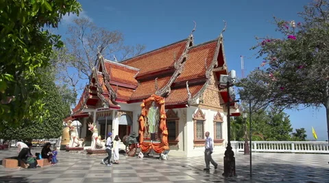 Visitors in Wat Prathat Doi Suthep  pagoda, Chiang Mai city ,  north Thailand 库存影片 59303136