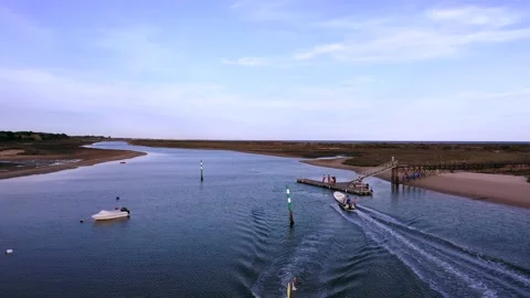 Vista aérea cais da ria Formosa e vista Praia. Video stock 147405925