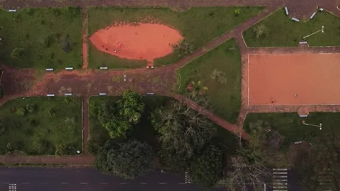Vista aérea de parque com pessoas brincando Stock Footage 239269525