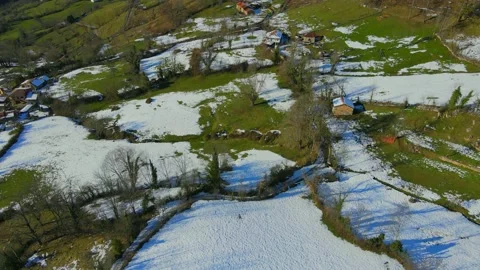 Vista aerea del pueblo de Berruenu en el concejo de Teberga  en Asturias Stock Footage 166399018