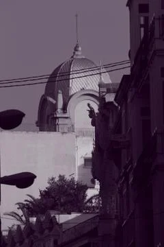 Vista de edificios y cúpula de una iglesia en Cartagena, España 스톡 사진