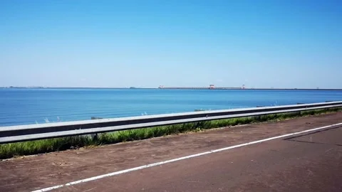 Vista del embalse de la represa hidroeléctrica de Yacyretá Stock Footage 138670323
