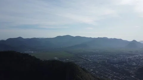 Vista do Morro do Caete e giro com vista geral do Recreio dos Bandeirantes Stock Footage 209359832