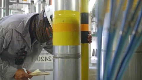 Visual check equipment in process area of petroleum and chemical refinery plant Stock-Footage 164924644
