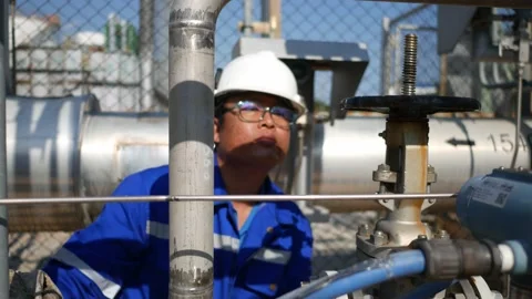Visual check equipment in process area of petroleum and chemical refinery plant Stock Footage 164926020
