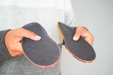Visual comparison of two shoe insoles showcasing design and texture differenc Foto stock