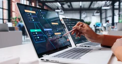 Visual Programmer Developing Automation Software System In African Tech Offic Foto stock